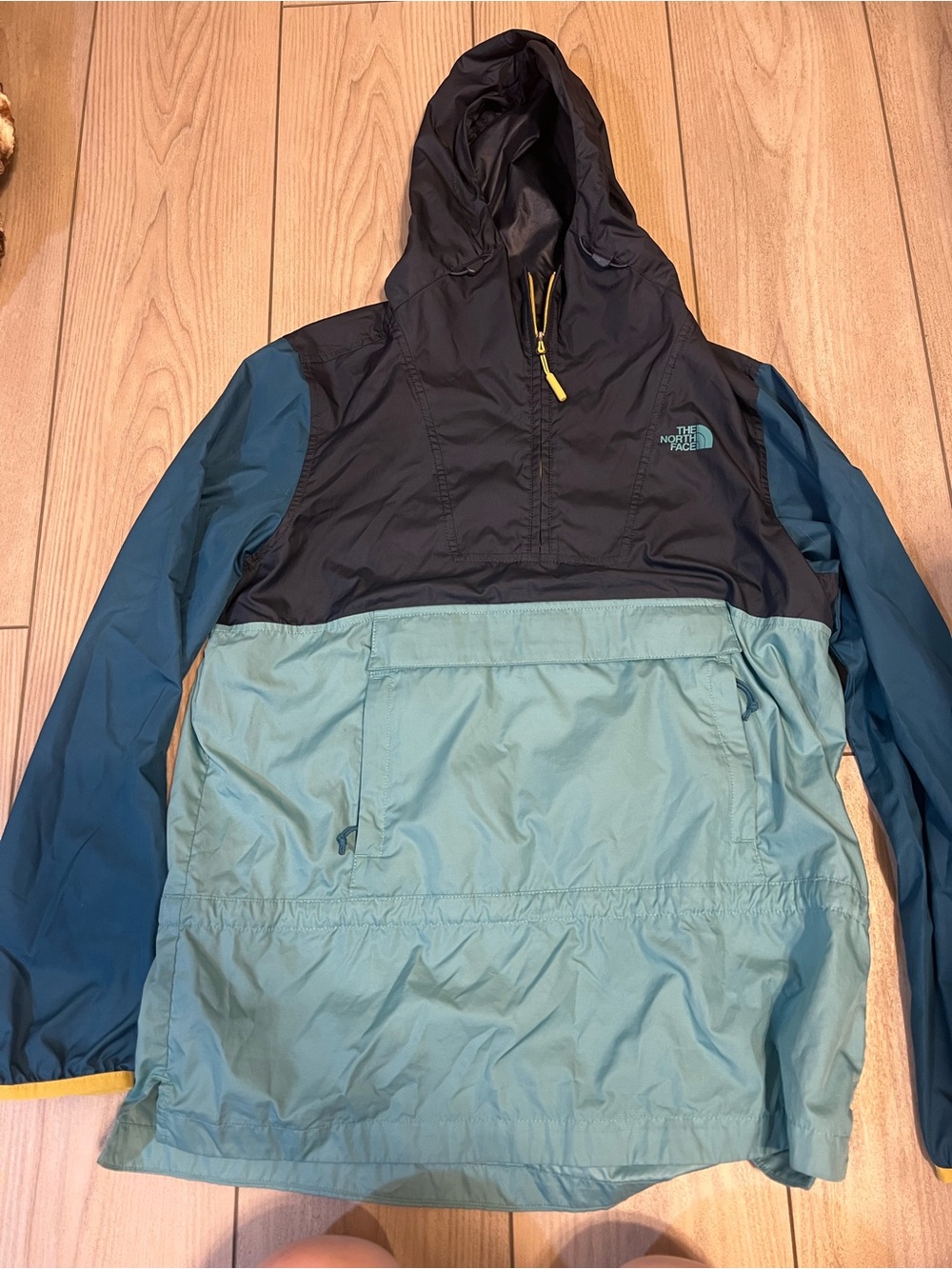 The North Face women’s Black & Teal Two-Tone Windbreaker Pullover